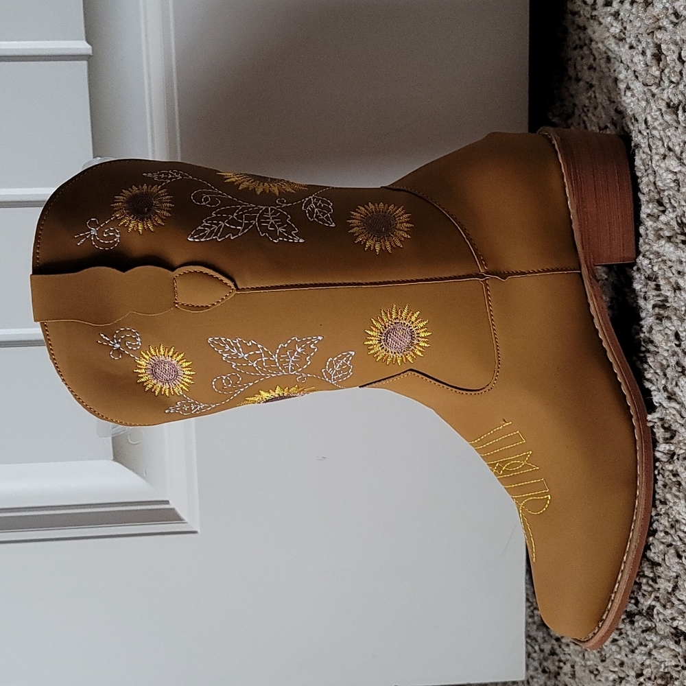 Size 7 sunflower boots Tan